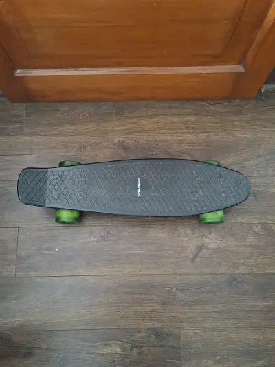 Skateboard compacto con ruedas verdes - miniatura 2