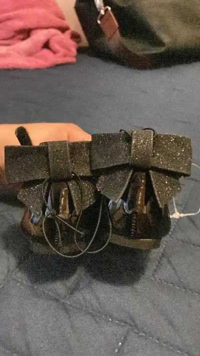 Zapatos de bebé negros con lazo brillante - miniatura 1