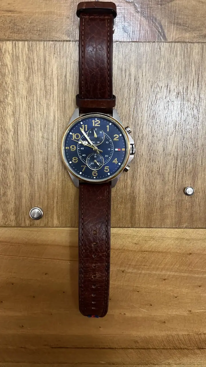 Reloj de pulsera con correa de cuero marrón