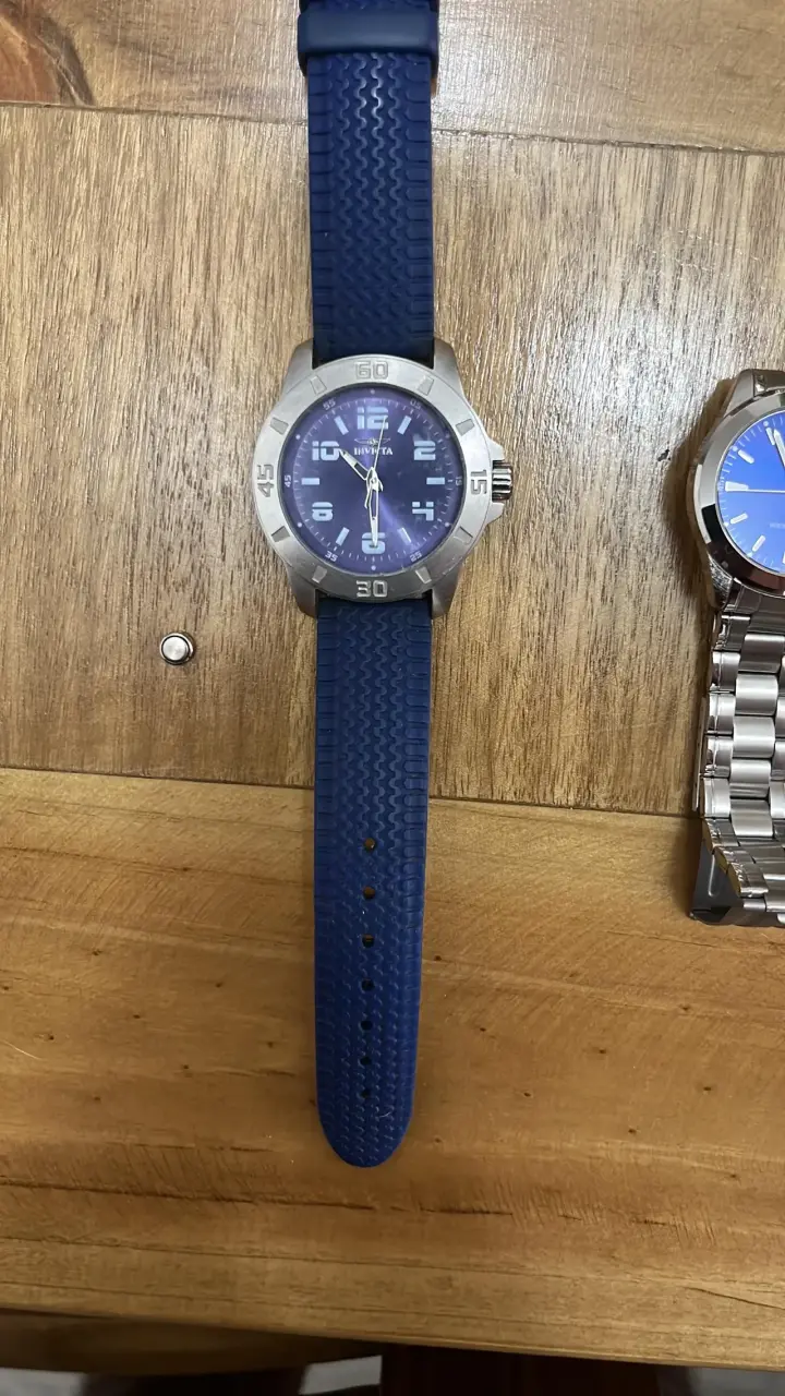 Reloj Invicta azul con correa de silicona