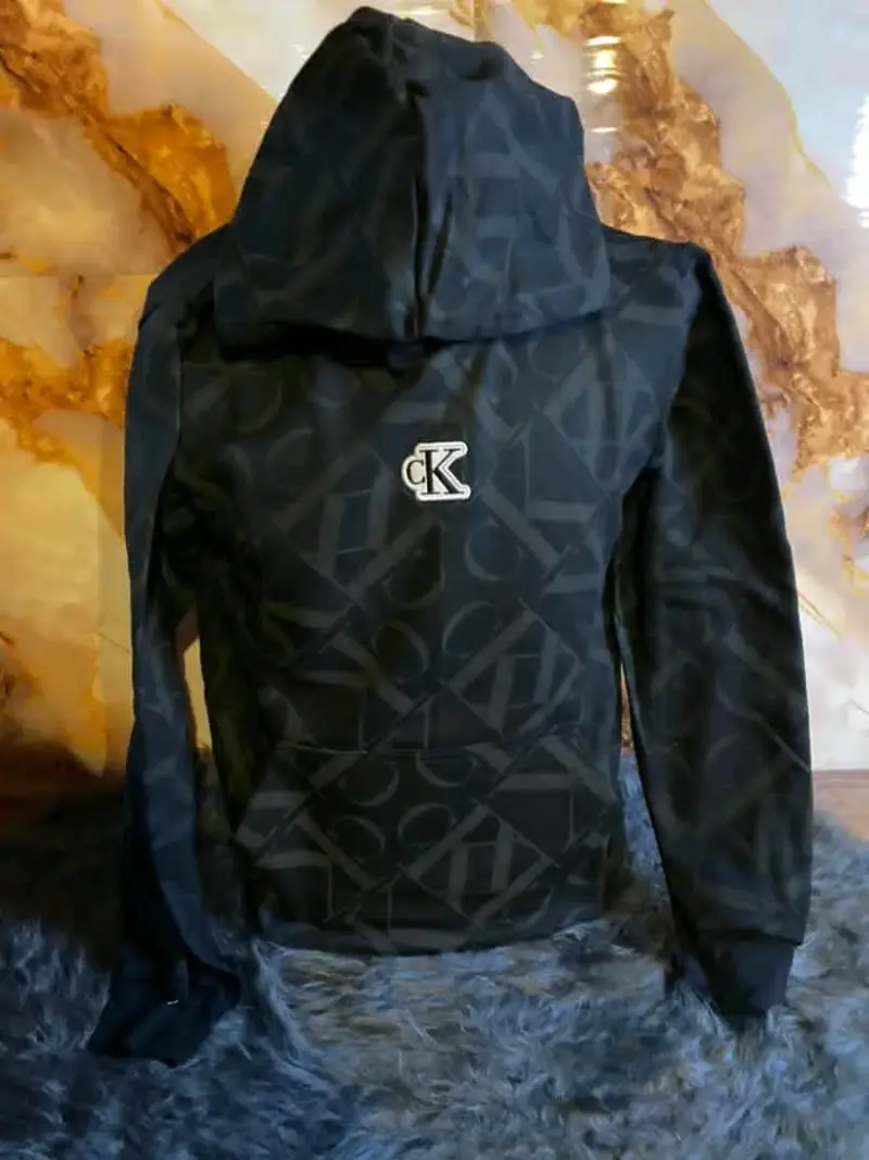 Polerón con capucha negro CK estampado