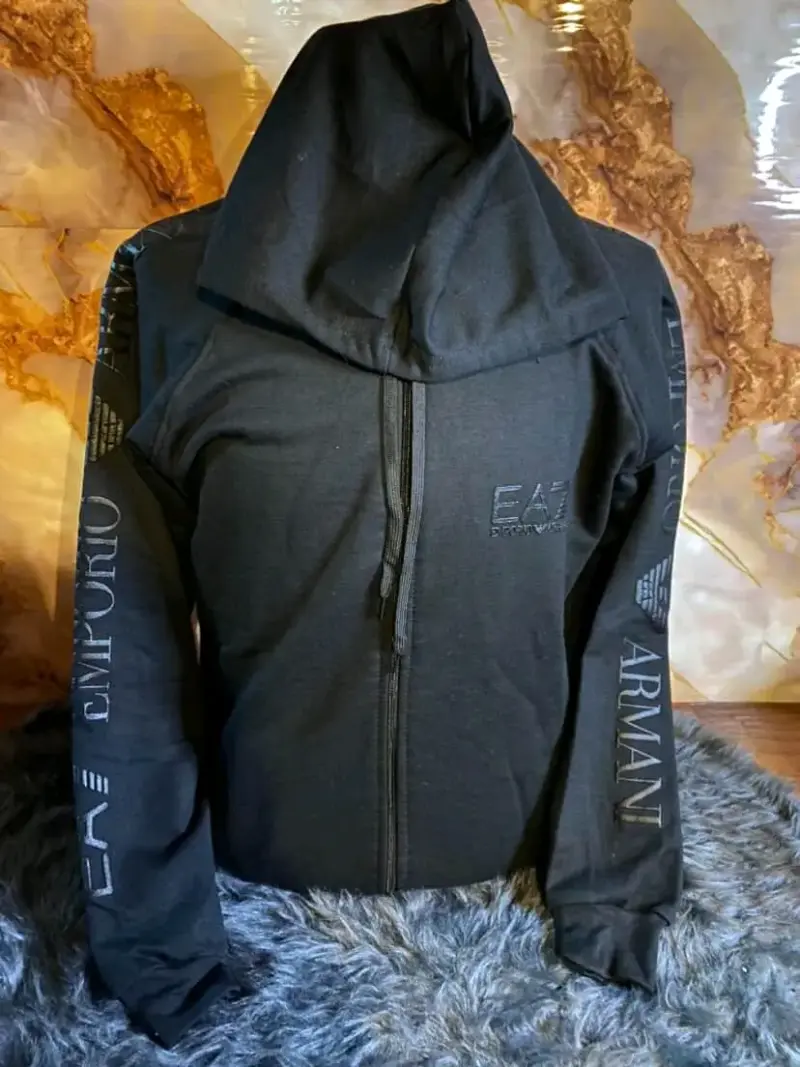 Polerón negro EA7 Emporio Armani con capucha