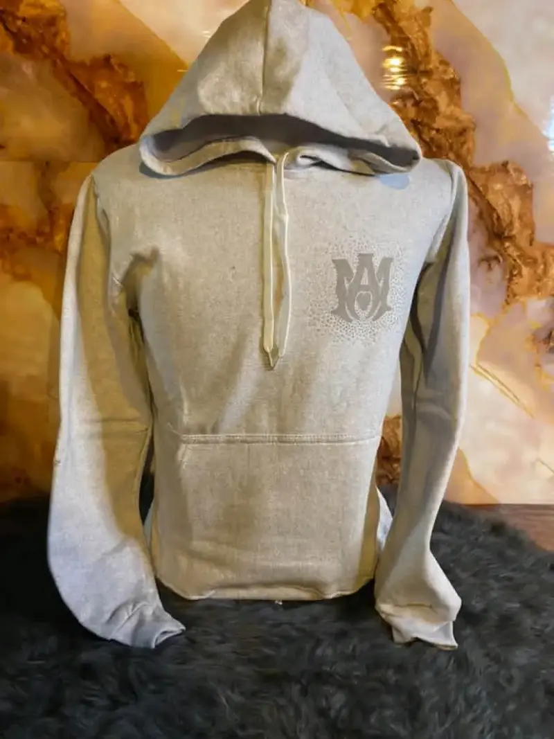 Polerón gris con capucha y diseño frontal - 1