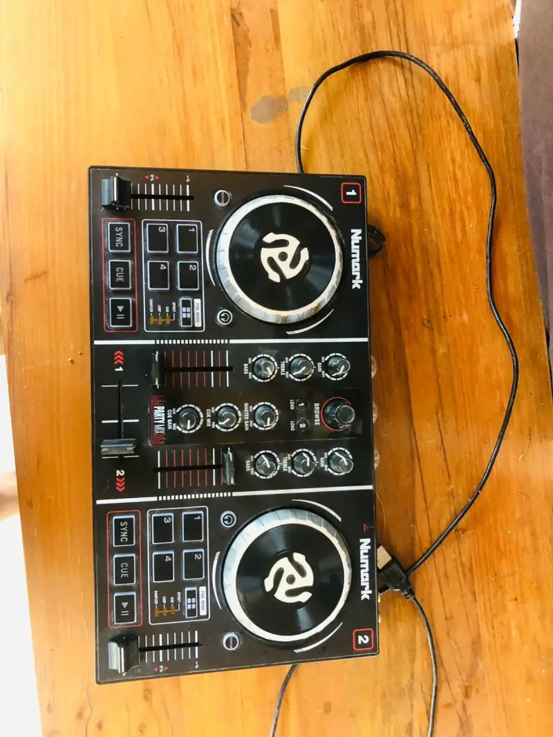 Controlador DJ Numark Mixtrack Pro - 1