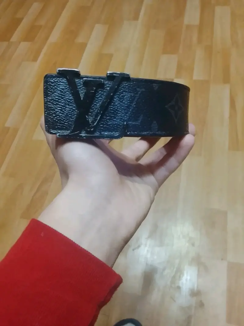 Cinturón de cuero negro con hebilla LV