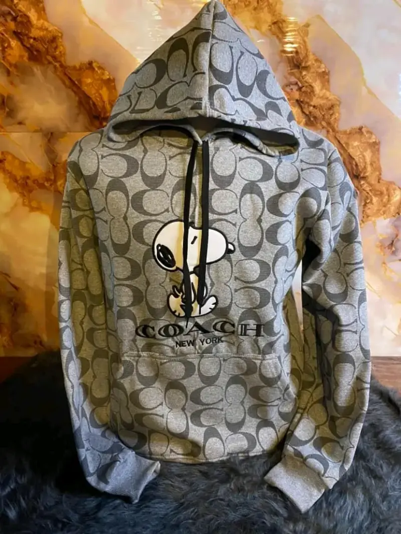 Polerón gris Coach con diseño de Snoopy