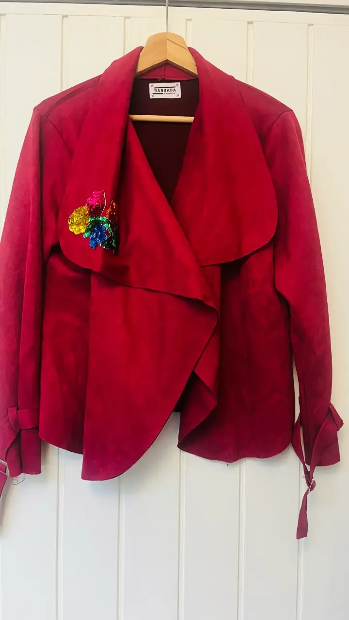 Chaqueta burdeo de gamuza con parche de lentejuela - 1