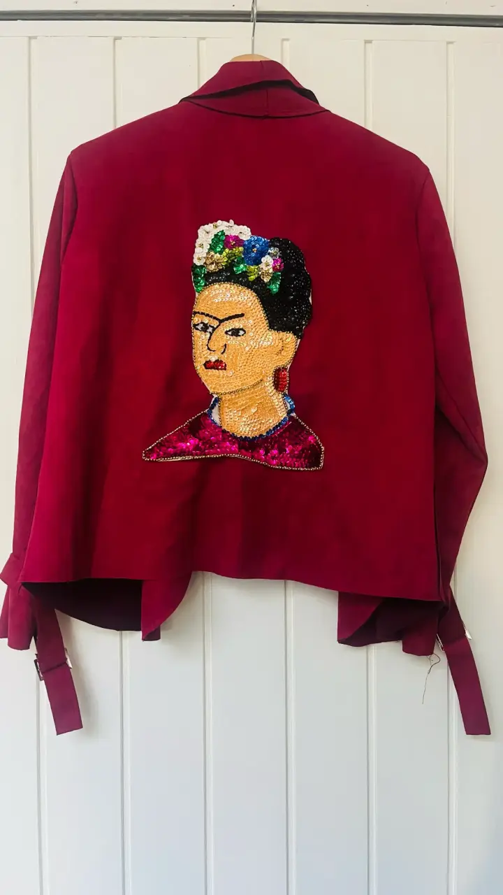 Chaqueta burdeo de gamuza con parche de lentejuela - 2