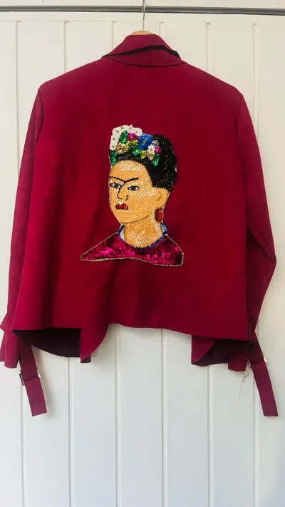 Chaqueta burdeo de gamuza con parche de lentejuela - miniatura 2