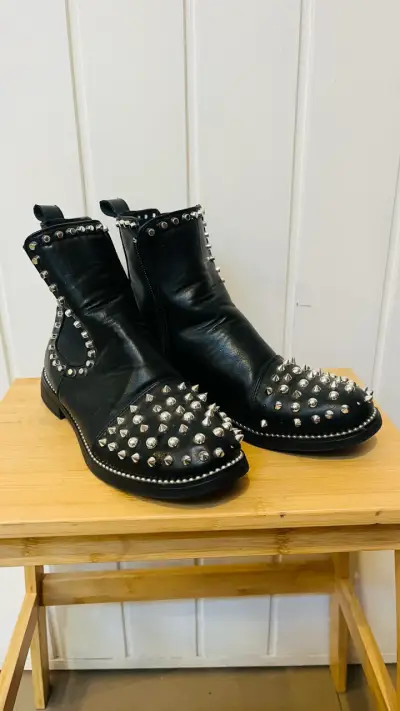 Botines de cuero sintetico con tachas metálicas - miniatura 1