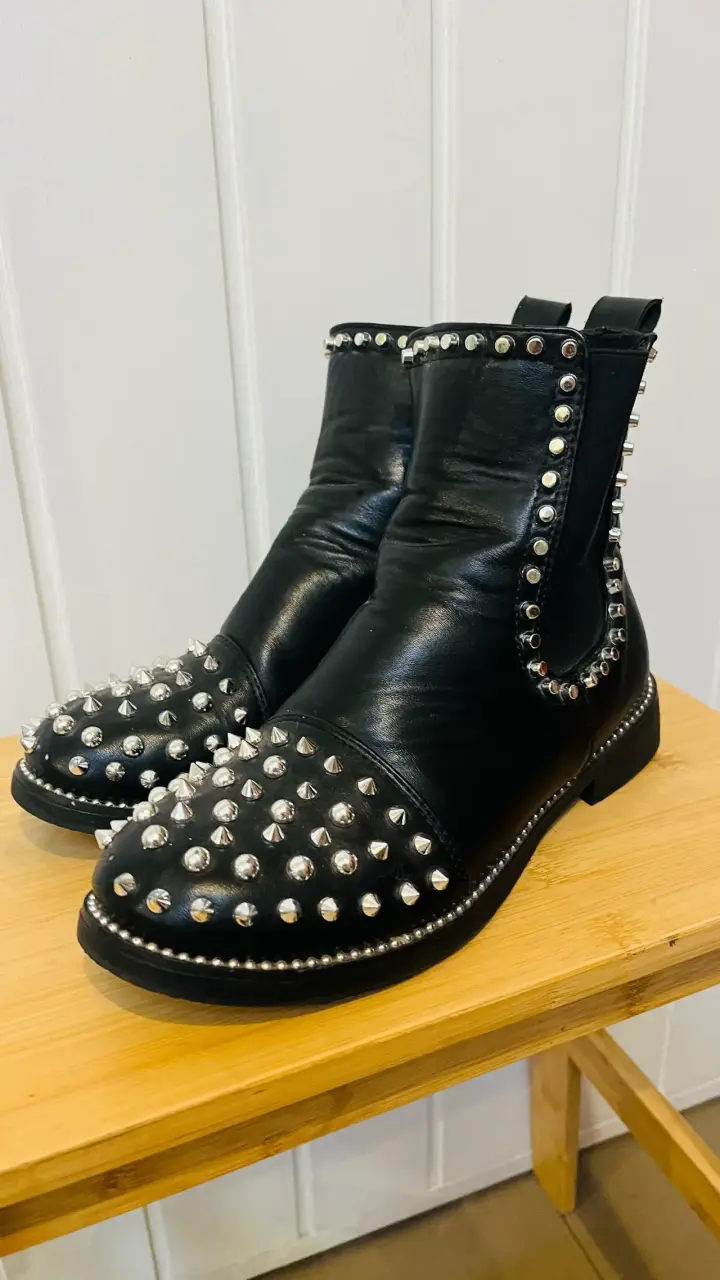 Botines de cuero sintetico con tachas metálicas - 2