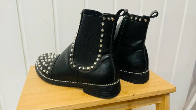 Botines de cuero sintetico con tachas metálicas - 3
