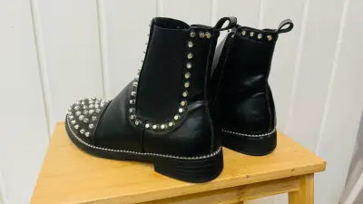 Botines de cuero sintetico con tachas metálicas - miniatura 3