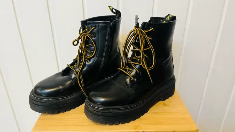 Botines de cuero sintetico con cordones amarillos - 1