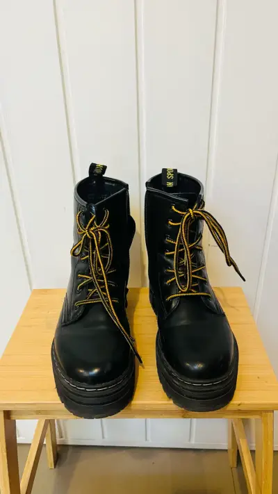 Botines de cuero sintetico con cordones amarillos - miniatura 2