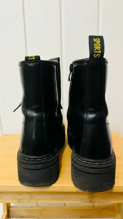 Botines de cuero sintetico con cordones amarillos - miniatura 3