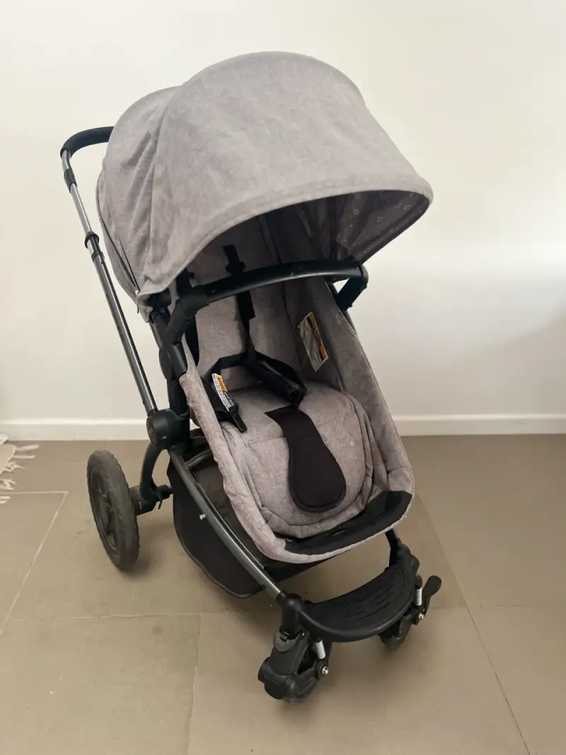 Coche de bebé gris con capota ajustable - 1