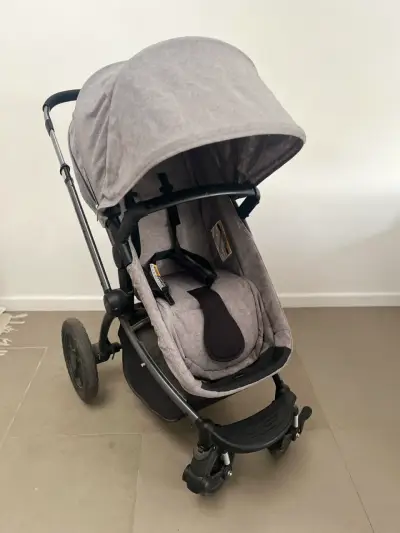 Coche de bebé gris con capota ajustable - miniatura 1