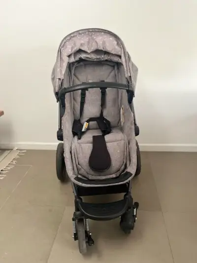 Coche de bebé gris con capota ajustable - miniatura 2