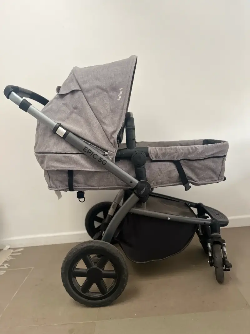 Coche de bebé gris con capota ajustable - 3