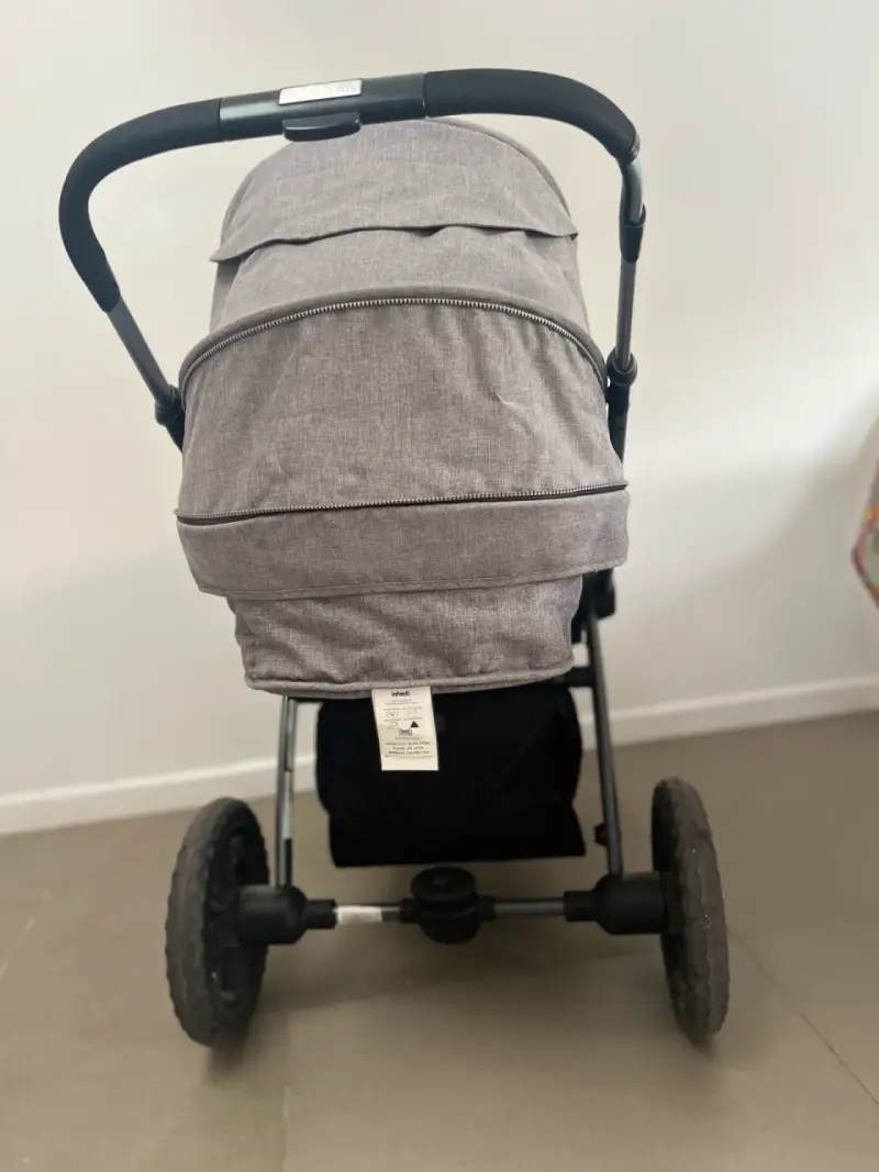 Coche de bebé gris con capota ajustable - 4