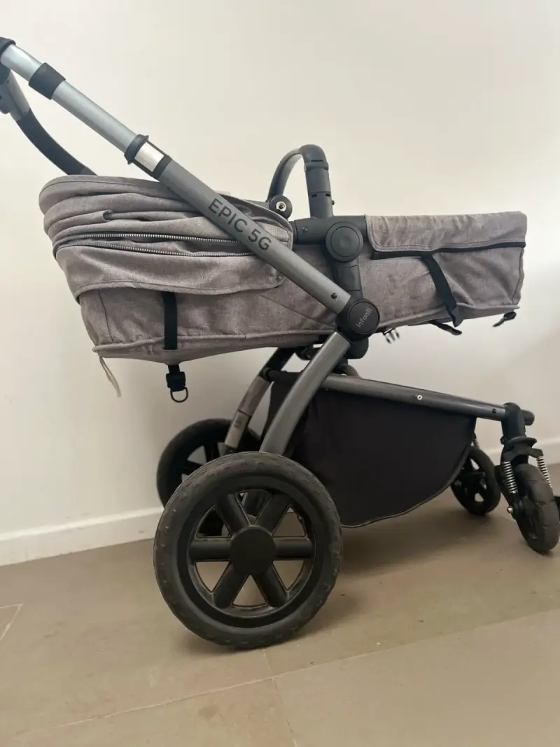 Coche de bebé gris con capota ajustable - 5