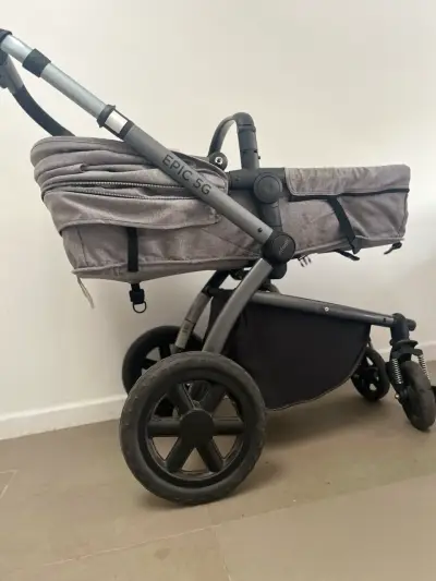 Coche de bebé gris con capota ajustable - miniatura 5