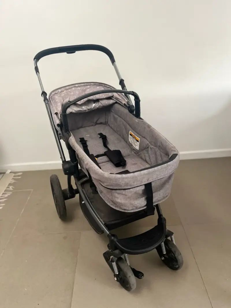 Coche de bebé gris con capota ajustable - 6