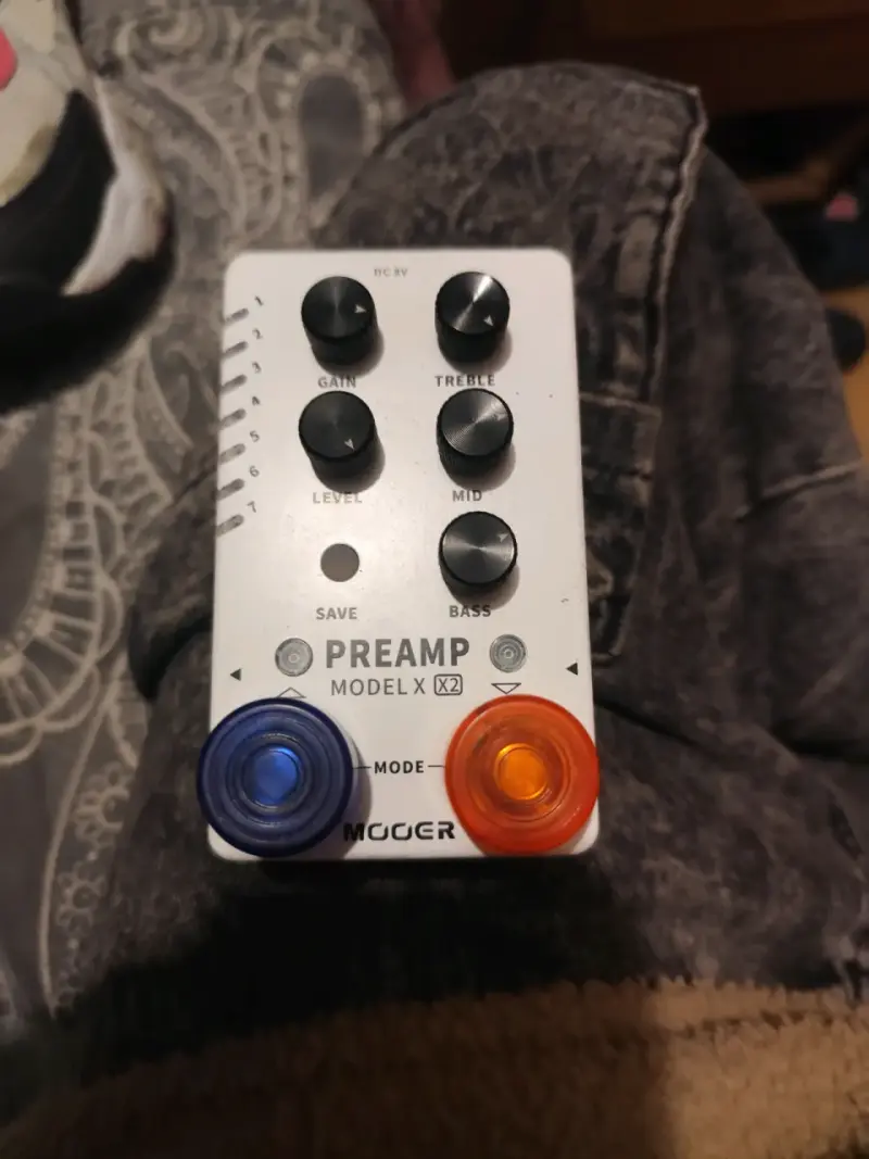 Pedal preamplificador Mooer Model X2