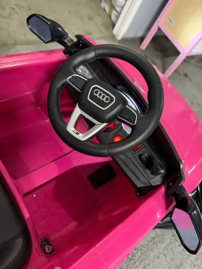 Auto eléctrico infantil rosa con volante - miniatura 2