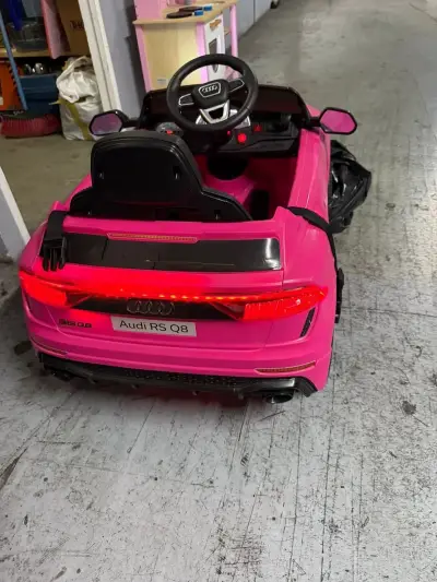 Auto eléctrico infantil rosa con volante - miniatura 3