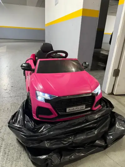 Auto eléctrico infantil rosa con volante - miniatura 4