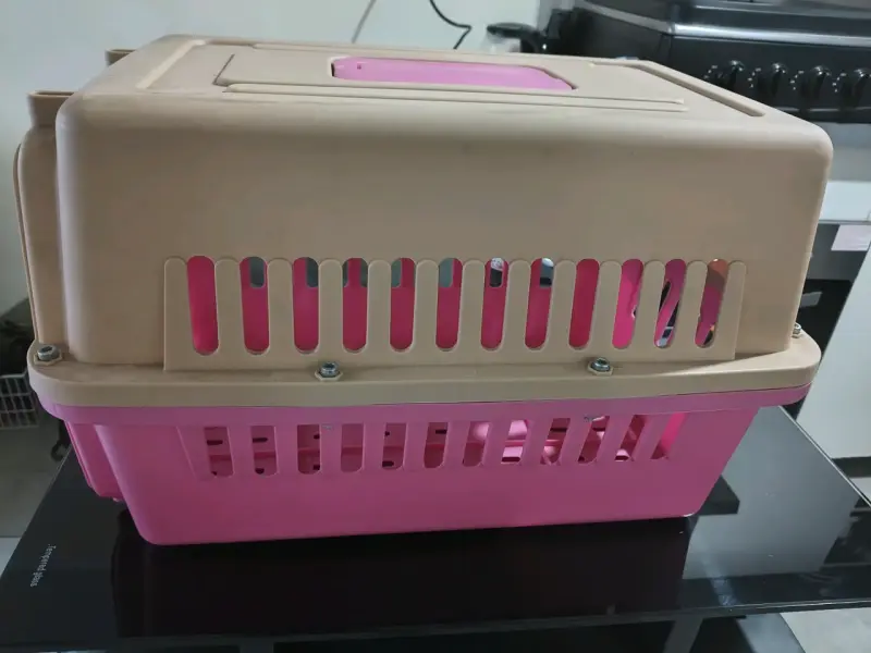 Transportadora de mascotas rosa y beige - 1