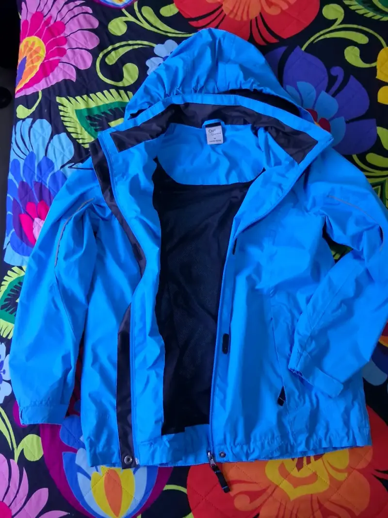 Chaqueta impermeable azul con capucha - 1