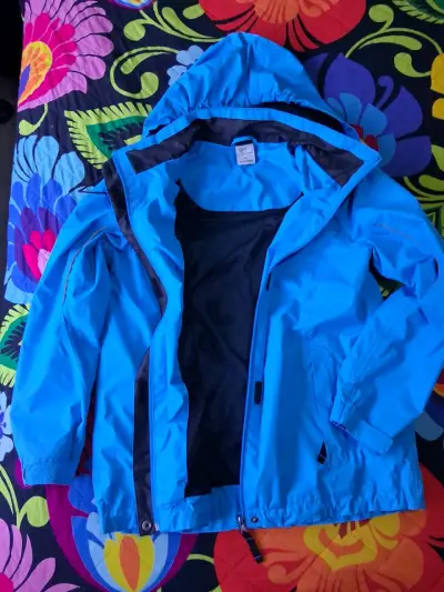 Chaqueta impermeable azul con capucha - miniatura 1