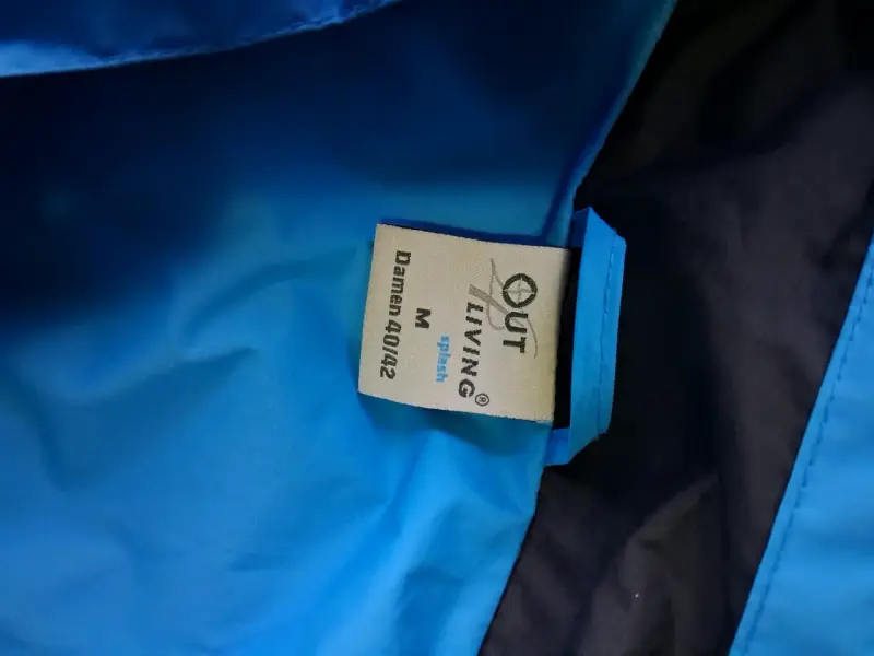 Chaqueta impermeable azul con capucha - 2