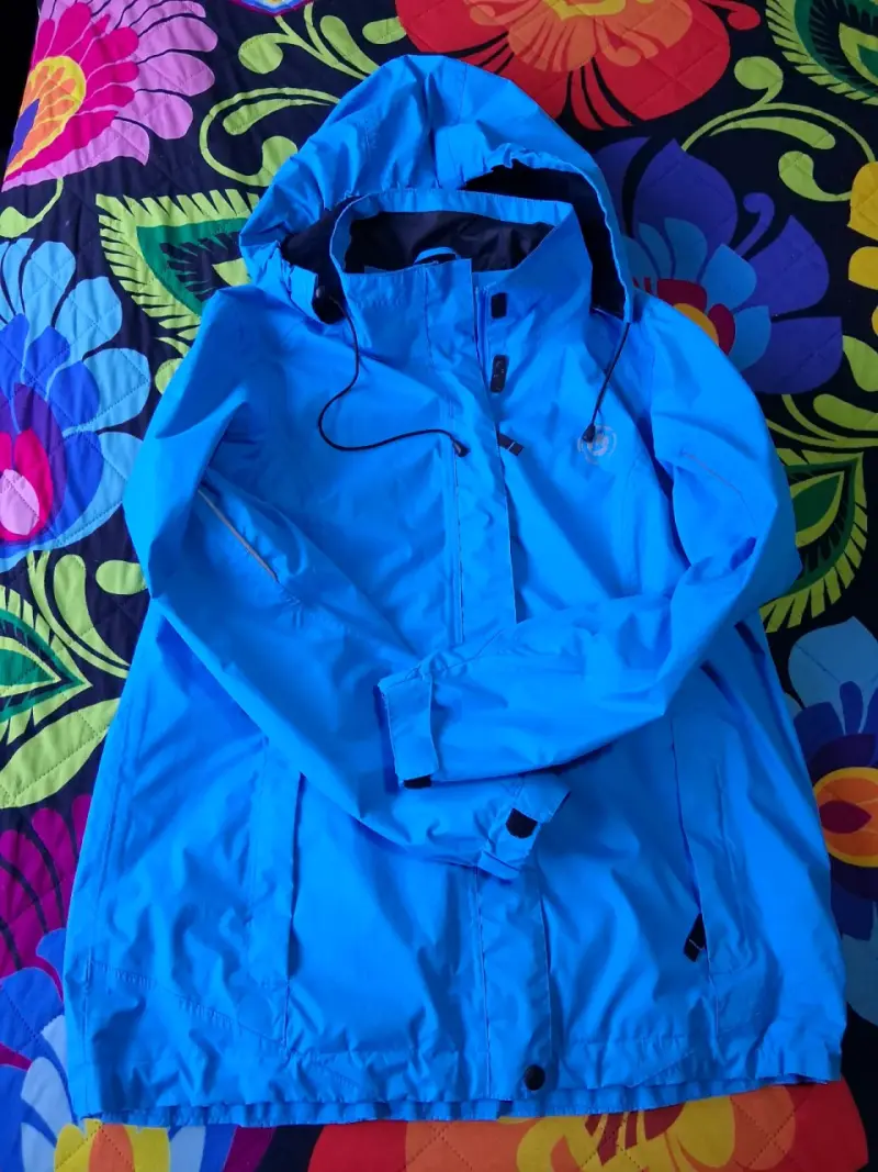 Chaqueta impermeable azul con capucha - 3
