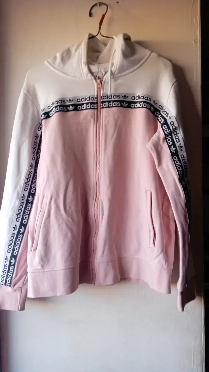 Polerón Adidas rosa con capucha
