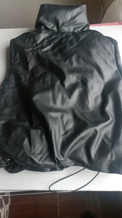 Chaleco de cuero negro sin mangas - miniatura 2