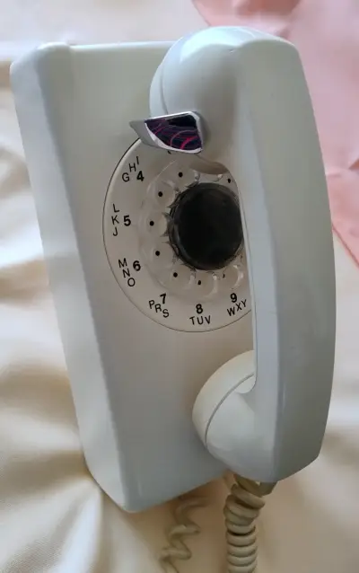 Teléfono vintage de disco blanco - miniatura 1