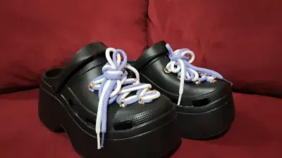 Zuecos negros con plataforma y cordones - miniatura 1