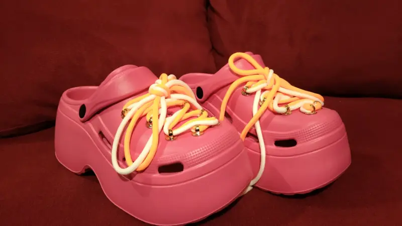 Zuecos negros con plataforma y cordones - 2