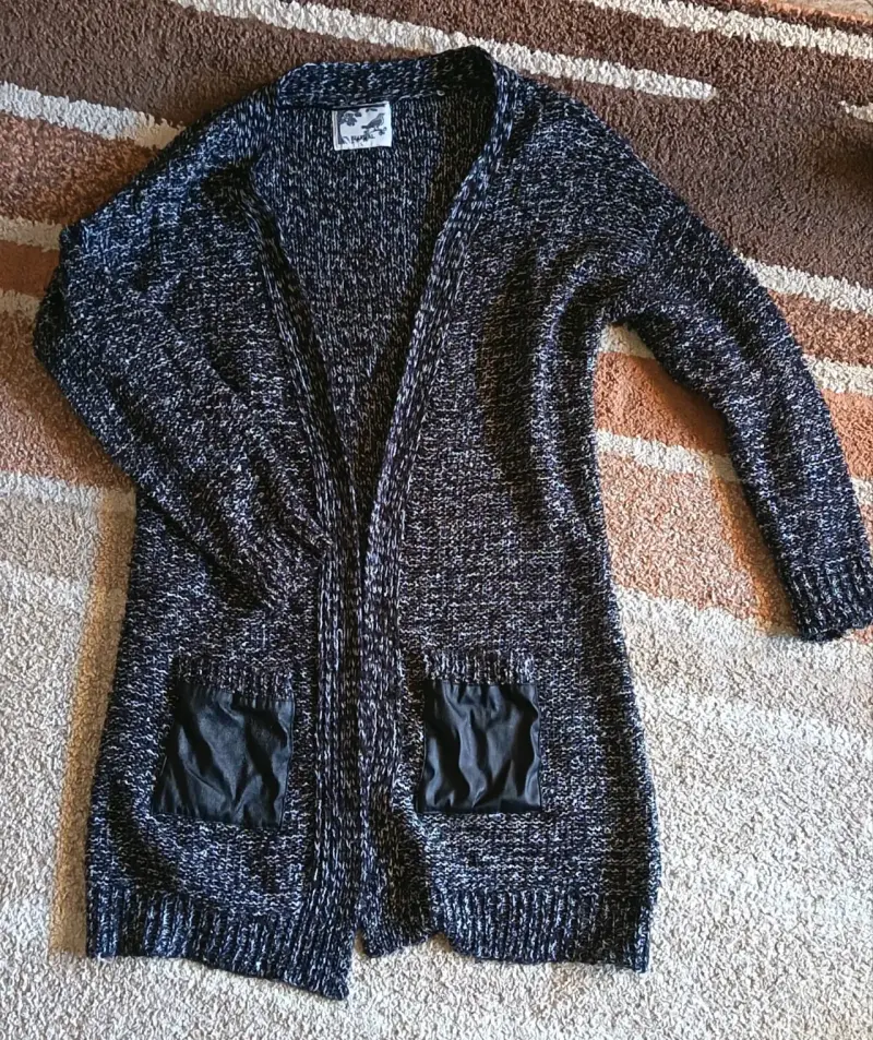 Cárdigan de punto gris con bolsillos