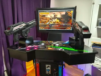 Máquina arcade de disparos con pantalla y pistolas - miniatura 1