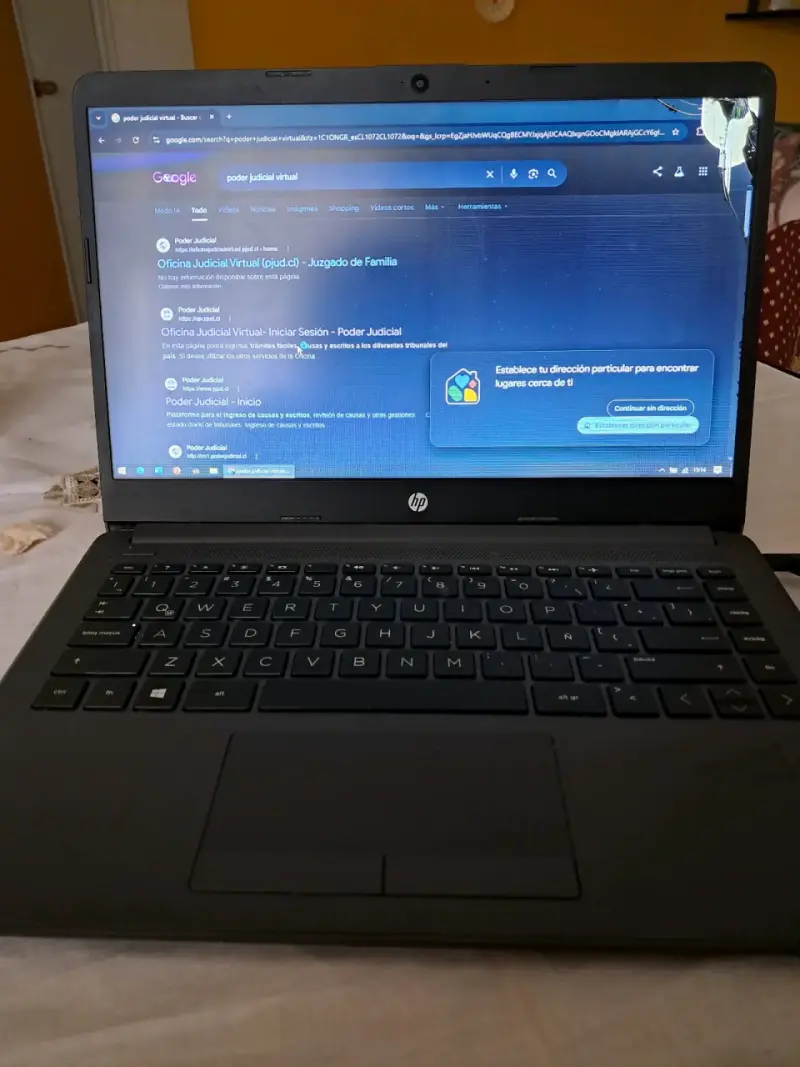 Laptop HP con pantalla rota - 1