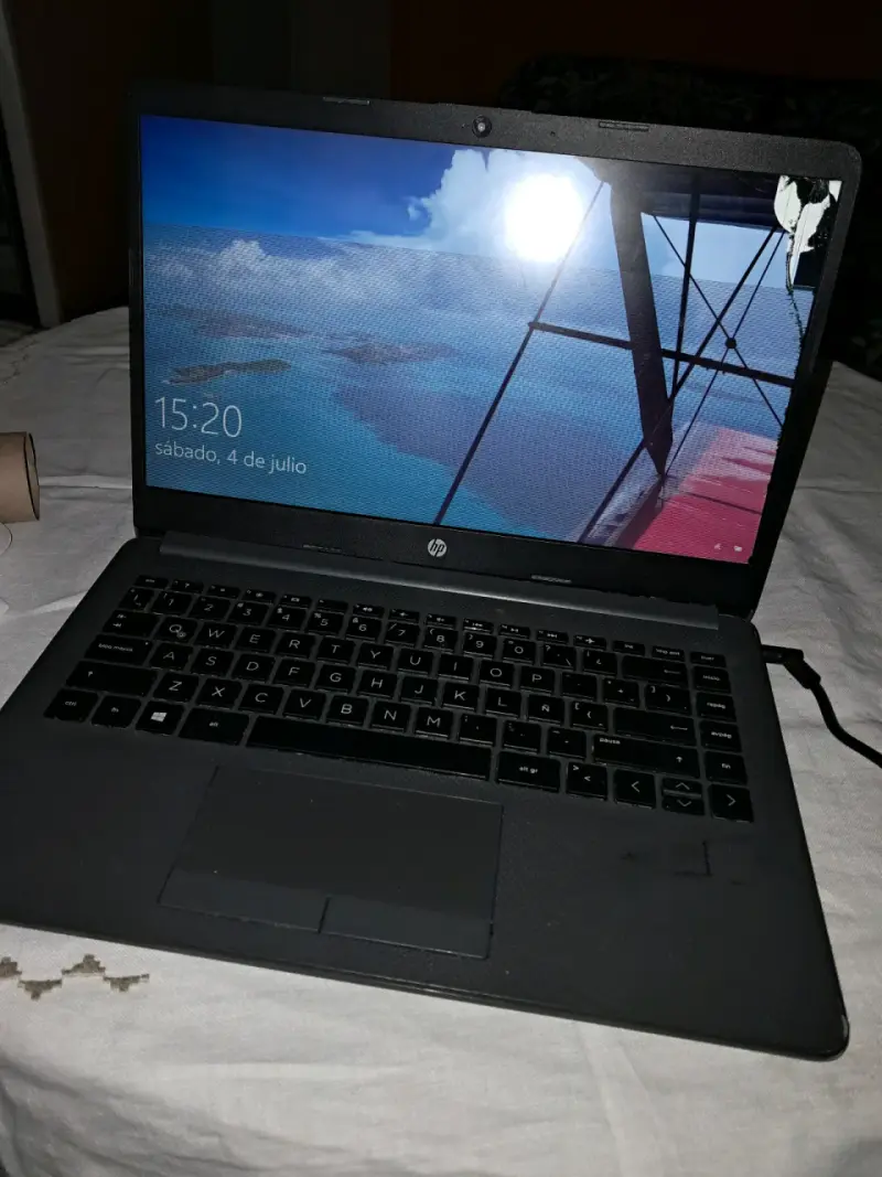 Laptop HP con pantalla rota - 2