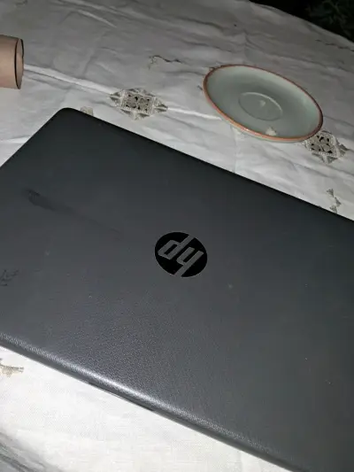 Laptop HP con pantalla rota - miniatura 3