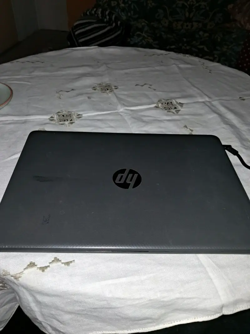 Laptop HP con pantalla rota - 4