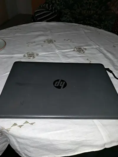 Laptop HP con pantalla rota - miniatura 4