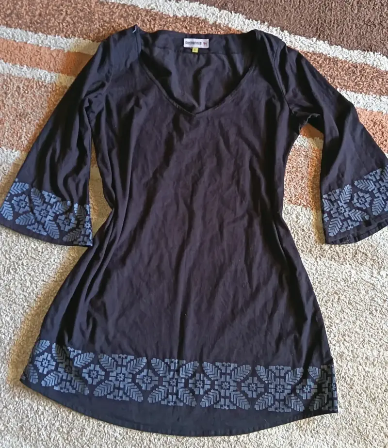 Vestido negro con diseño étnico